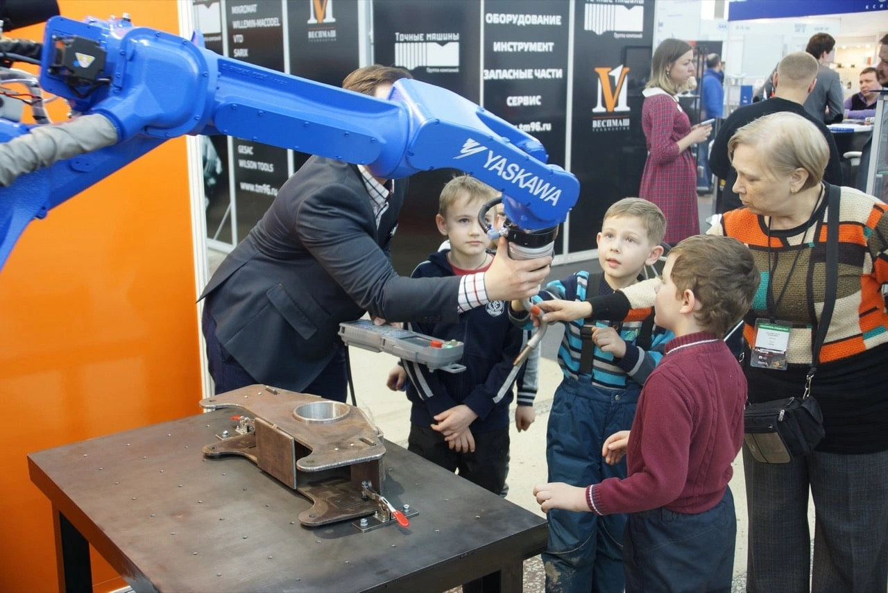 Робот Yaskawa с системой Kinetiq на выставке в Перми