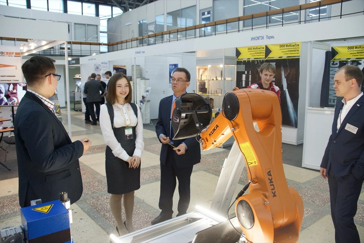 Робот KUKA AGILUS с системой распознавания лиц