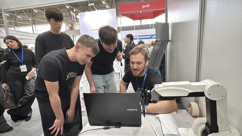 Роботы на выставке!