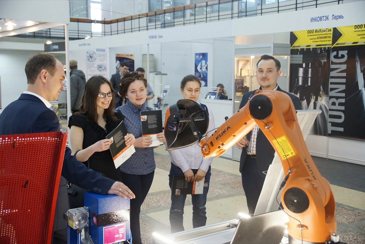 Робот KUKA AGILUS с системой распознавания лиц
