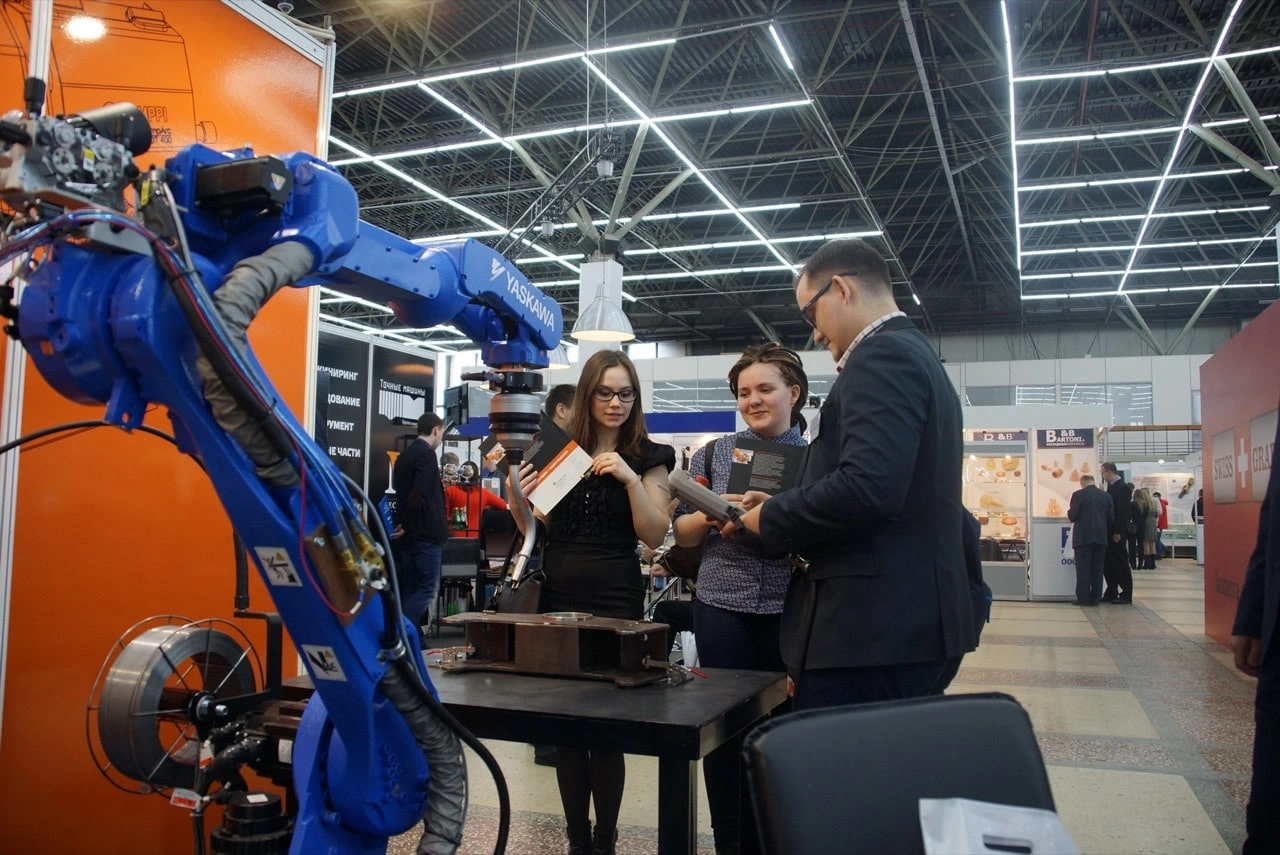 Робот Yaskawa с системой Kinetiq на выставке в Перми