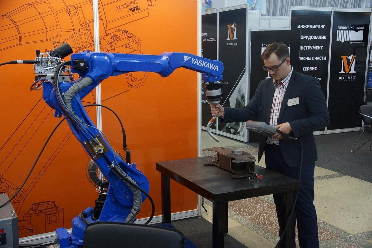 Робот Yaskawa с системой Kinetiq на выставке в Перми