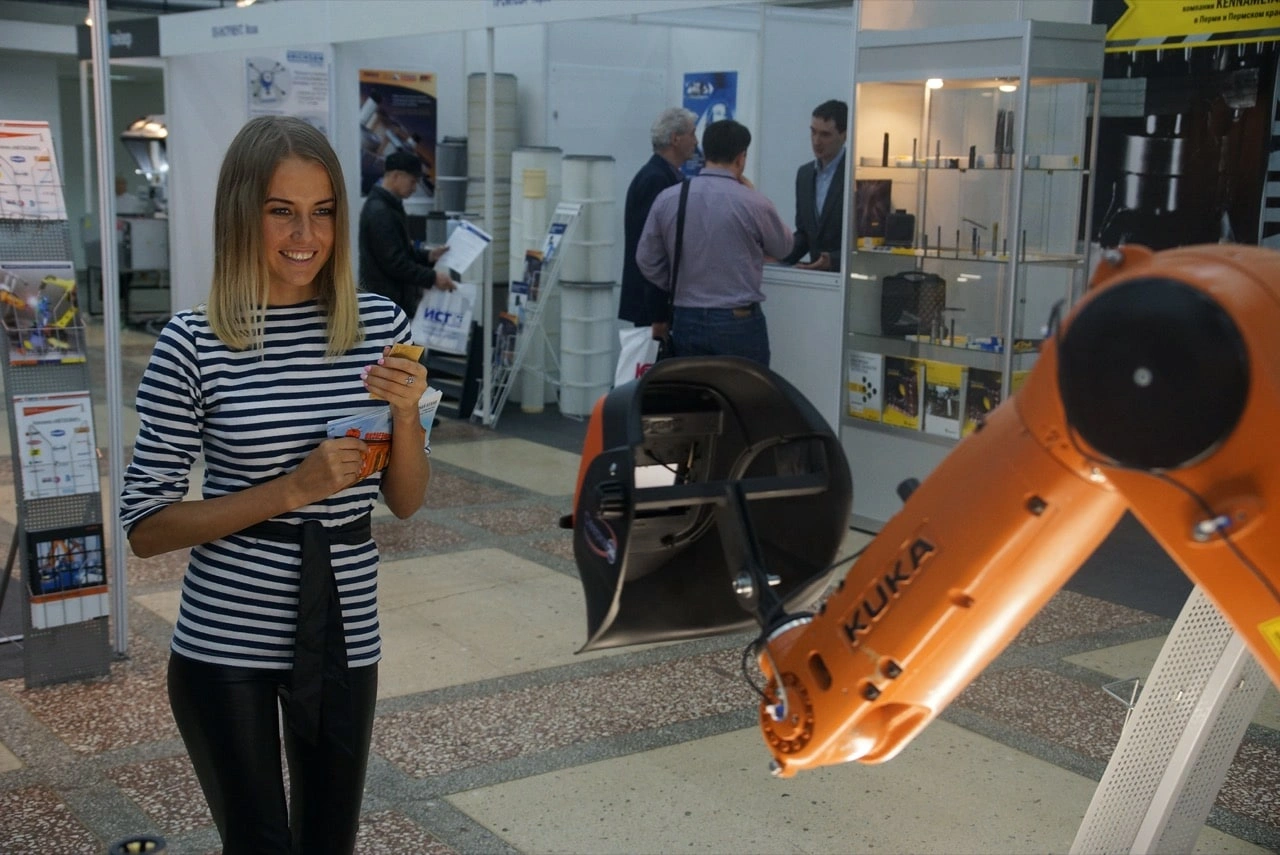 Робот KUKA AGILUS с системой распознавания лиц