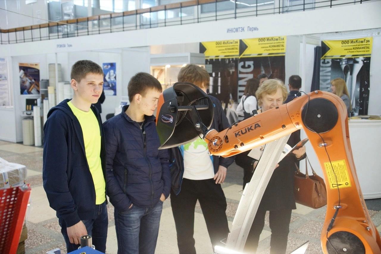 Робот KUKA AGILUS с системой распознавания лиц