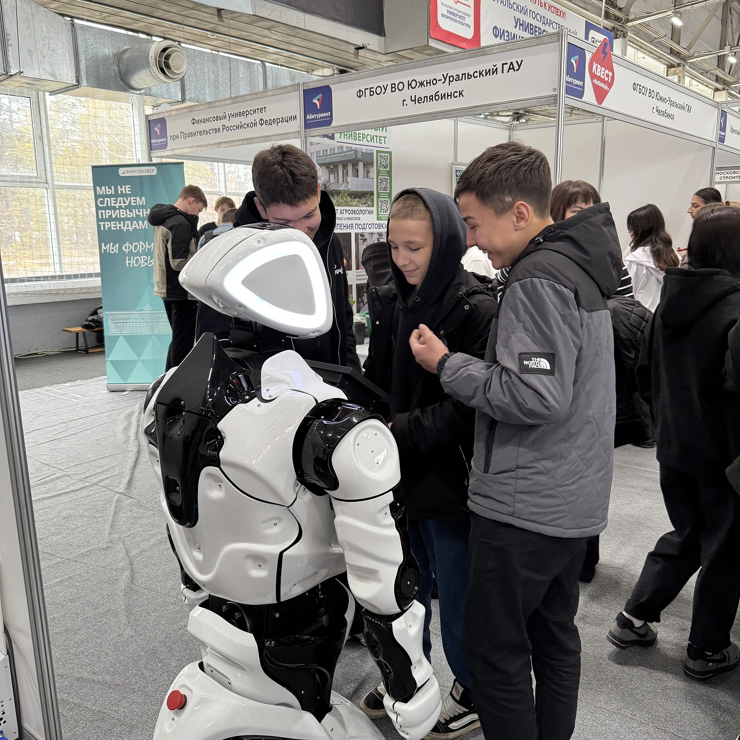 Роботы на выставке!
