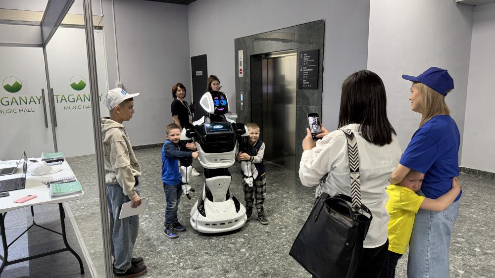 Promobot V4 стал звездой конкурса сварщиков